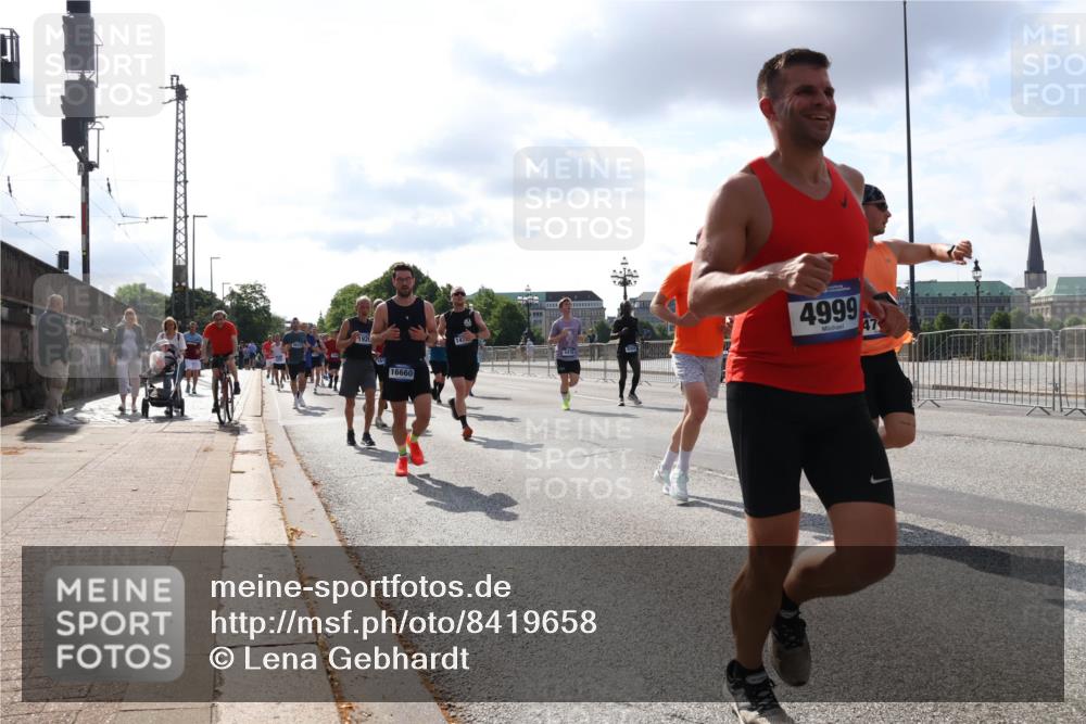 29.06.2025 - hella hamburg halbmarathon Lena Gebhardt http://msf.ph/oto/8419658 29.06.2025 09:51:28 Lombardsbrücke 1920, 16660, 4999, 47, 1136, 1256, 1520, 1570, 1677, 1903, 1912, 1920, 1941, 1962, 2579, 2880, 2972, 3523, 3700, 4297, 4634, 4759, 4843, 4854, 4865, 4888, 4889, 4991, 4999, 5087, 5275, 5375, 5387, 5410, 6490, 6593, 6721, 6901, 7105, 7116, 7284, 7363, 7378, 7635, 7693, 7962, 8122, 8319, 8871, 8966, 9114, 9262, 9313, 9364, 9371, 9380, 9755, 9833, 9885, 10193, 10375, 10415, 10469, 10480, 10669, 10934, 11049, 11417, 11907, 11959, 12153, 12711, 14201 meine-sportfotos.de