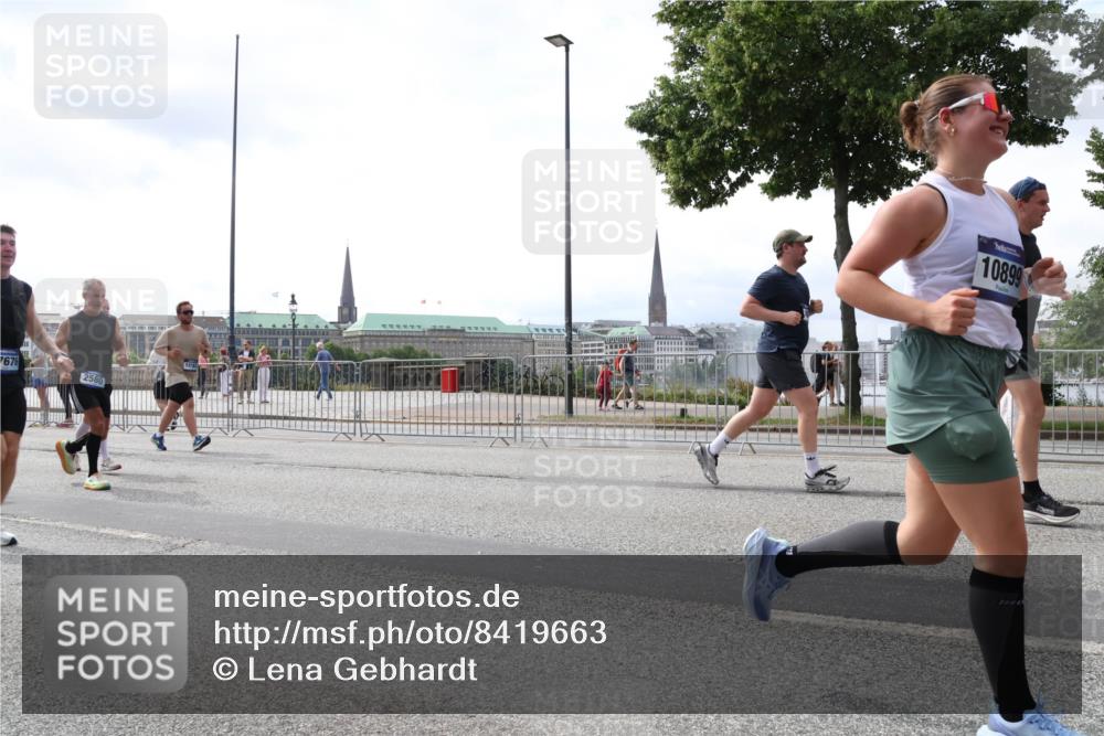 29.06.2025 - hella hamburg halbmarathon Lena Gebhardt http://msf.ph/oto/8419663 29.06.2025 10:42:42 Lombardsbrücke 7676, 2580, 10899, 1150, 1360, 1624, 1656, 1929, 1957, 1964, 1994, 2069, 2134, 2401, 2450, 2509, 2538, 2580, 2940, 2941, 3283, 3378, 3605, 3764, 3874, 4092, 4105, 4334, 4353, 4385, 4778, 4891, 4892, 5403, 5417, 5419, 5810, 6120, 6764, 6828, 7040, 7260, 7513, 7557, 7666, 8161, 8459, 8525, 8526, 8529, 8712, 8816, 9370, 9378, 9980, 10008, 10454, 10532, 10697, 11142, 11710, 12151, 12441, 13049, 13241 meine-sportfotos.de