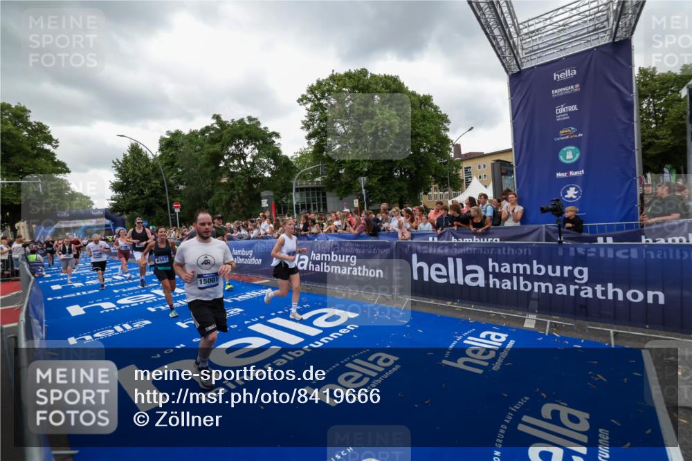 29.06.2025 - hella hamburg halbmarathon Zöllner http://msf.ph/oto/8419666 29.06.2025 10:52:41 Ziel 2346, 2670, 3952, 5116, 6561, 6562, 7475, 9739, 9869, 10115, 11459, 11689, 12450, 13051, 13301, 14122, 15001, 18982 meine-sportfotos.de