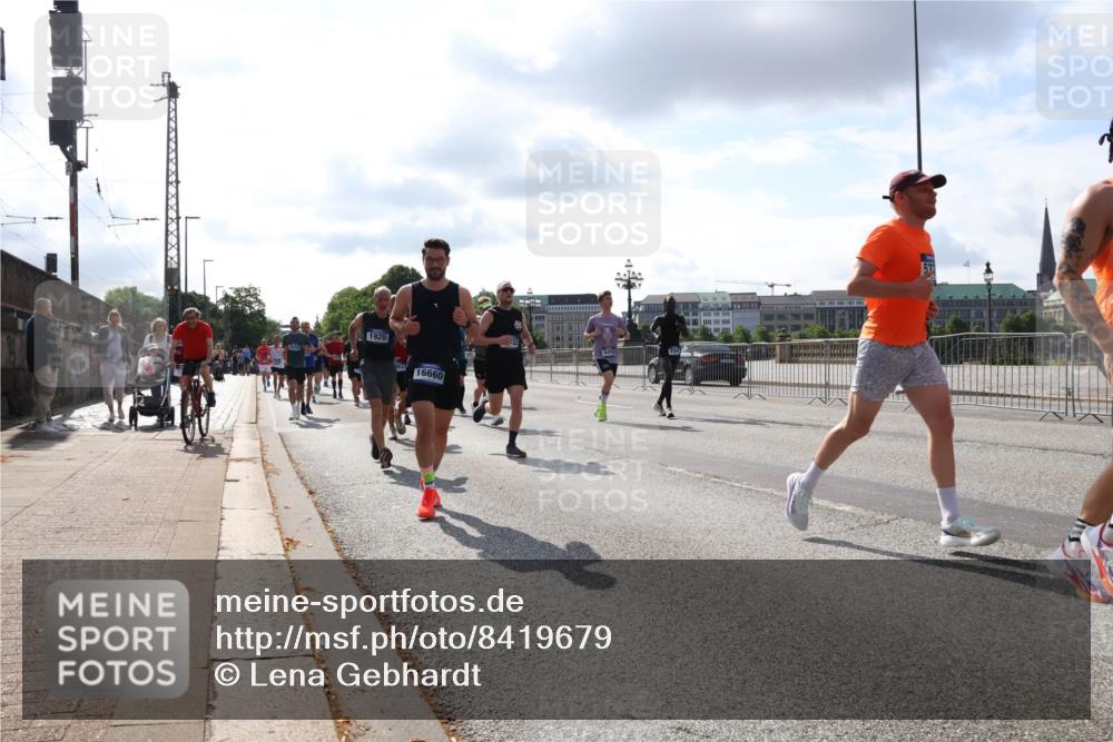 29.06.2025 - hella hamburg halbmarathon Lena Gebhardt http://msf.ph/oto/8419679 29.06.2025 09:51:29 Lombardsbrücke 16660, 1136, 1256, 1520, 1570, 1903, 1912, 1920, 1941, 1962, 2579, 2653, 2880, 2972, 3523, 3700, 4297, 4634, 4759, 4843, 4854, 4865, 4888, 4889, 4991, 4999, 5087, 5275, 5375, 5387, 5410, 6490, 6593, 6721, 6901, 7092, 7105, 7116, 7284, 7363, 7378, 7693, 7962, 8122, 8319, 8346, 8871, 8966, 9114, 9262, 9313, 9364, 9371, 9755, 9833, 9885, 10193, 10375, 10415, 10469, 10480, 10669, 10934, 11049, 11417, 11907, 11959, 12153, 12711, 14201 meine-sportfotos.de