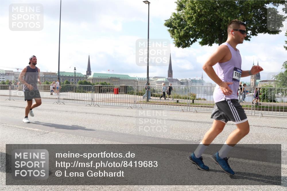 29.06.2025 - hella hamburg halbmarathon Lena Gebhardt http://msf.ph/oto/8419683 29.06.2025 10:05:36 Lombardsbrücke 1187, 1229, 1863, 1936, 1981, 2288, 2298, 2471, 2540, 2624, 3461, 3578, 3929, 4014, 4220, 4782, 5073, 5762, 6059, 7826, 8894, 8909, 8999, 9007, 9075, 9165, 9339, 9477, 9559, 9680, 9736, 9737, 9738, 9917, 10343, 10694, 10791, 10998, 11784, 11873, 11958, 12557, 13221, 13717, 14203, 14465, 14642, 16092, 16478, 16546, 16847, 17707, 17731, 17740, 17885, 18616, 18617, 18973, 19034, 19248 meine-sportfotos.de