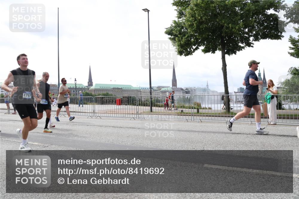 29.06.2025 - hella hamburg halbmarathon Lena Gebhardt http://msf.ph/oto/8419692 29.06.2025 10:42:42 Lombardsbrücke 17676, 2580, 1150, 1360, 1624, 1656, 1929, 1957, 1964, 1994, 2069, 2134, 2401, 2450, 2509, 2538, 2580, 2940, 2941, 3283, 3378, 3605, 3764, 3874, 4092, 4105, 4334, 4353, 4385, 4778, 4891, 4892, 5403, 5417, 5419, 5810, 6120, 6764, 6828, 7040, 7260, 7513, 7557, 7666, 8161, 8459, 8525, 8526, 8529, 8712, 8816, 9370, 9378, 9980, 10008, 10454, 10532, 10697, 11142, 11710, 12151, 12441, 13049, 13241 meine-sportfotos.de