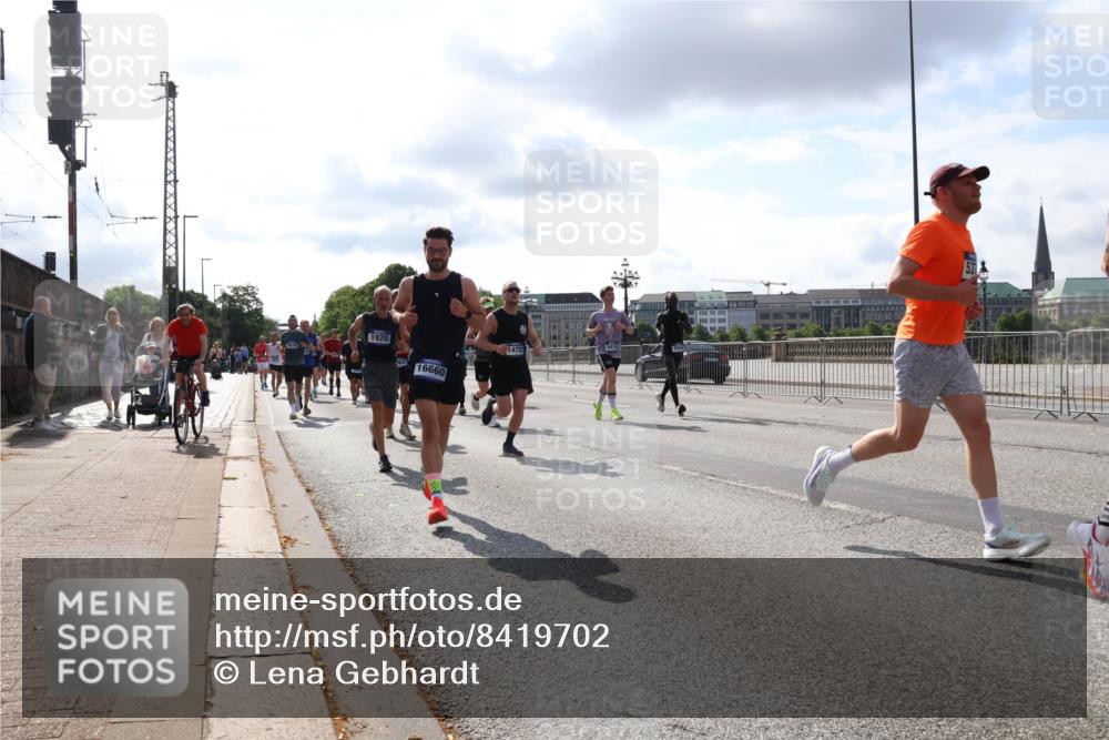 29.06.2025 - hella hamburg halbmarathon Lena Gebhardt http://msf.ph/oto/8419702 29.06.2025 09:51:29 Lombardsbrücke 1920, 16660, 14722, 5410, 1136, 1256, 1520, 1570, 1903, 1912, 1920, 1941, 1962, 2579, 2653, 2880, 2972, 3523, 3700, 4297, 4634, 4759, 4843, 4854, 4865, 4888, 4889, 4991, 4999, 5087, 5275, 5375, 5387, 5410, 6490, 6593, 6721, 6901, 7092, 7105, 7116, 7284, 7363, 7378, 7693, 7962, 8122, 8319, 8346, 8871, 8966, 9114, 9262, 9313, 9364, 9371, 9755, 9833, 9885, 10193, 10375, 10415, 10469, 10480, 10669, 10934, 11049, 11417, 11907, 11959, 12153, 12711, 14201 meine-sportfotos.de