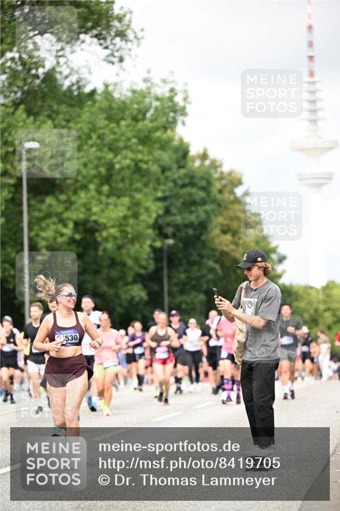 29.06.2025 - hella hamburg halbmarathon Dr. Thomas Lammeyer http://msf.ph/oto/8419705 29.06.2025 10:46:33 Kennedybrücke 1039, 1648, 1712, 2069, 2974, 3276, 3326, 3459, 3568, 4329, 4385, 4541, 4735, 4736, 4885, 5432, 5671, 6137, 6153, 6320, 6450, 7022, 7023, 7968, 8004, 8014, 8162, 8163, 8712, 9588, 10181, 10532, 10872, 11011, 11017, 11098 meine-sportfotos.de