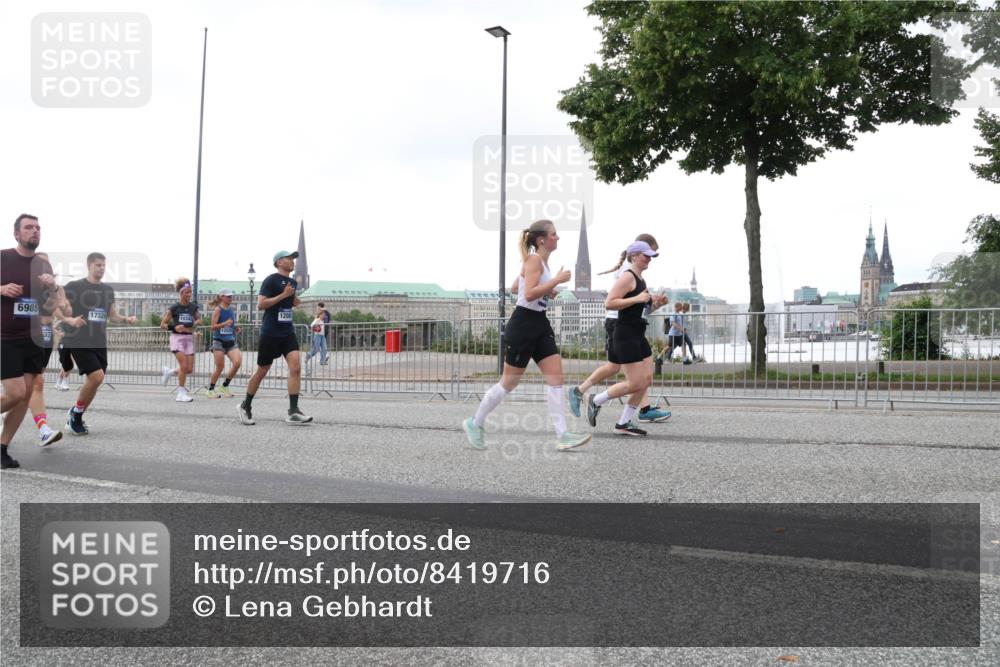 29.06.2025 - hella hamburg halbmarathon Lena Gebhardt http://msf.ph/oto/8419716 29.06.2025 10:52:18 Lombardsbrücke 6985, 1732, 10342, 12525, 1208, 1418, 1978, 2420, 2528, 2983, 3038, 3645, 4087, 4273, 4436, 4598, 4606, 4815, 5062, 5262, 5360, 6386, 6403, 6404, 6406, 6456, 6671, 6985, 7511, 7682, 7690, 7691, 7735, 7812, 8194, 8196, 8250, 8251, 8621, 9068, 9070, 9103, 9220, 9368, 9460, 9590, 9594, 9673, 9730, 9731, 10080, 10296, 10342, 10392, 10533, 10634, 10673, 10884, 10928, 11084, 11101, 11126, 11127, 11297, 11375, 11736, 11899, 11974, 12546, 12558 meine-sportfotos.de