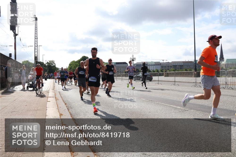 29.06.2025 - hella hamburg halbmarathon Lena Gebhardt http://msf.ph/oto/8419718 29.06.2025 09:51:29 Lombardsbrücke 1920, 16660, 14722, 53, 1136, 1256, 1520, 1570, 1903, 1912, 1920, 1941, 1962, 2579, 2653, 2880, 2972, 3523, 3700, 4297, 4634, 4759, 4843, 4854, 4865, 4888, 4889, 4991, 4999, 5087, 5275, 5375, 5387, 5410, 6490, 6593, 6721, 6901, 7092, 7105, 7116, 7284, 7363, 7378, 7693, 7962, 8122, 8319, 8346, 8871, 8966, 9114, 9262, 9313, 9364, 9371, 9755, 9833, 9885, 10193, 10375, 10415, 10469, 10480, 10669, 10934, 11049, 11417, 11907, 11959, 12153, 12711, 14201 meine-sportfotos.de