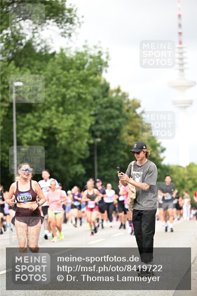 29.06.2025 - hella hamburg halbmarathon Dr. Thomas Lammeyer http://msf.ph/oto/8419722 29.06.2025 10:46:34 Kennedybrücke 1039, 1648, 1712, 2069, 2974, 3276, 3326, 3459, 3568, 4329, 4385, 4541, 4735, 4736, 4885, 5432, 5671, 6137, 6153, 6320, 6450, 7022, 7023, 7968, 8004, 8014, 8162, 8163, 8712, 9588, 10181, 10532, 10872, 11011, 11017, 11098 meine-sportfotos.de