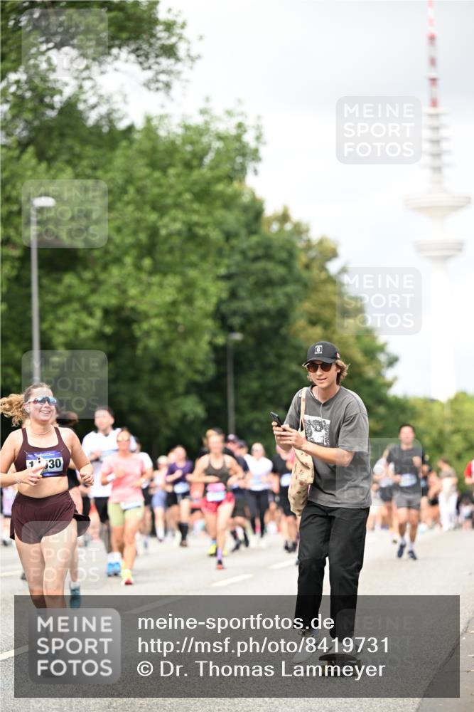 29.06.2025 - hella hamburg halbmarathon Dr. Thomas Lammeyer http://msf.ph/oto/8419731 29.06.2025 10:46:34 Kennedybrücke 1039, 1648, 1712, 2069, 2974, 3276, 3326, 3459, 3568, 4329, 4385, 4541, 4735, 4736, 4885, 5432, 5671, 6137, 6153, 6320, 6450, 7022, 7023, 7968, 8004, 8014, 8162, 8163, 8712, 9588, 10181, 10532, 10872, 11011, 11017, 11098 meine-sportfotos.de