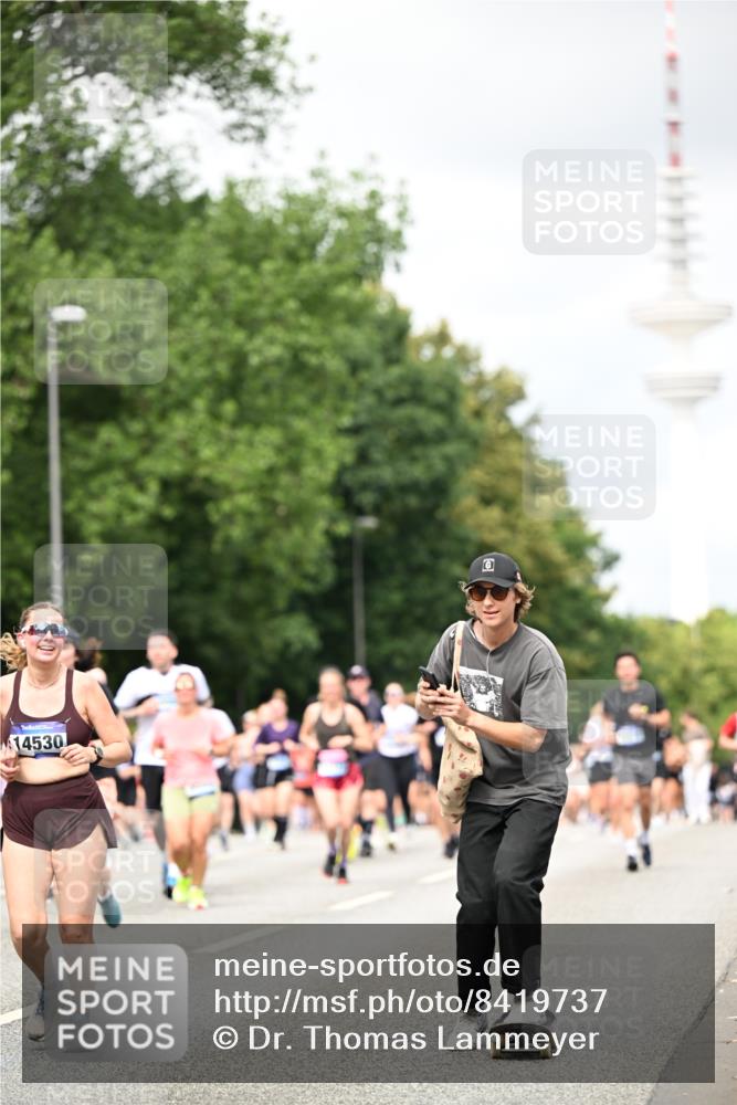 29.06.2025 - hella hamburg halbmarathon Dr. Thomas Lammeyer http://msf.ph/oto/8419737 29.06.2025 10:46:34 Kennedybrücke 1039, 1648, 1712, 2069, 2974, 3276, 3326, 3459, 3568, 4329, 4385, 4541, 4735, 4736, 4885, 5432, 5671, 6137, 6153, 6320, 6450, 7022, 7023, 7968, 8004, 8014, 8162, 8163, 8712, 9588, 10181, 10532, 10872, 11011, 11017, 11098 meine-sportfotos.de