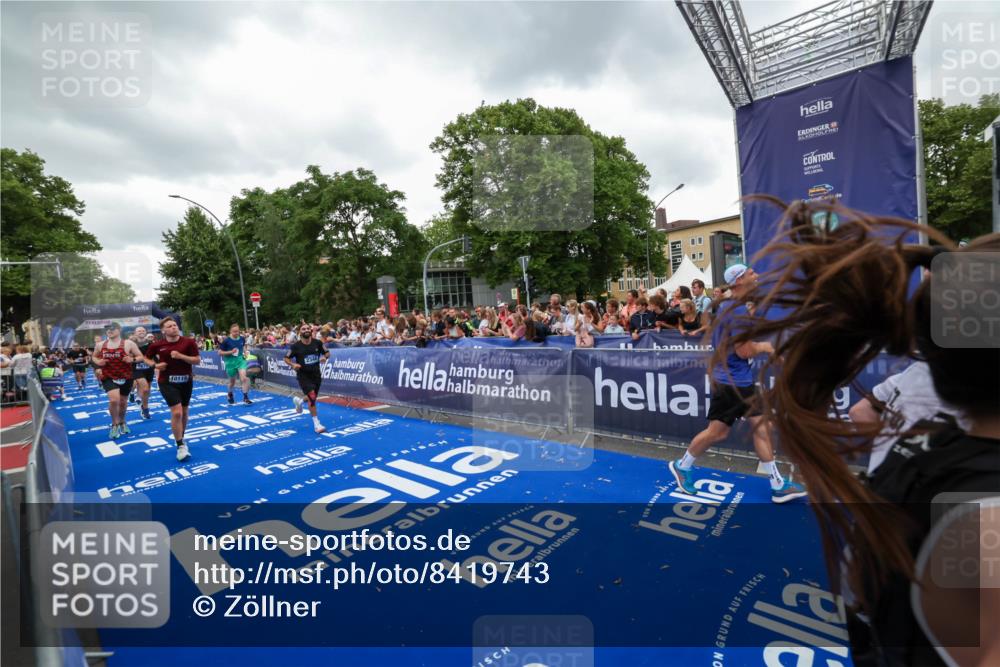 29.06.2025 - hella hamburg halbmarathon Zöllner http://msf.ph/oto/8419743 29.06.2025 10:52:45 Ziel 2287, 2346, 2670, 3952, 3999, 5116, 5194, 7475, 9869, 10115, 11459, 11689, 12450, 12482, 13051, 14122, 14805, 16467, 18331, 19244 meine-sportfotos.de
