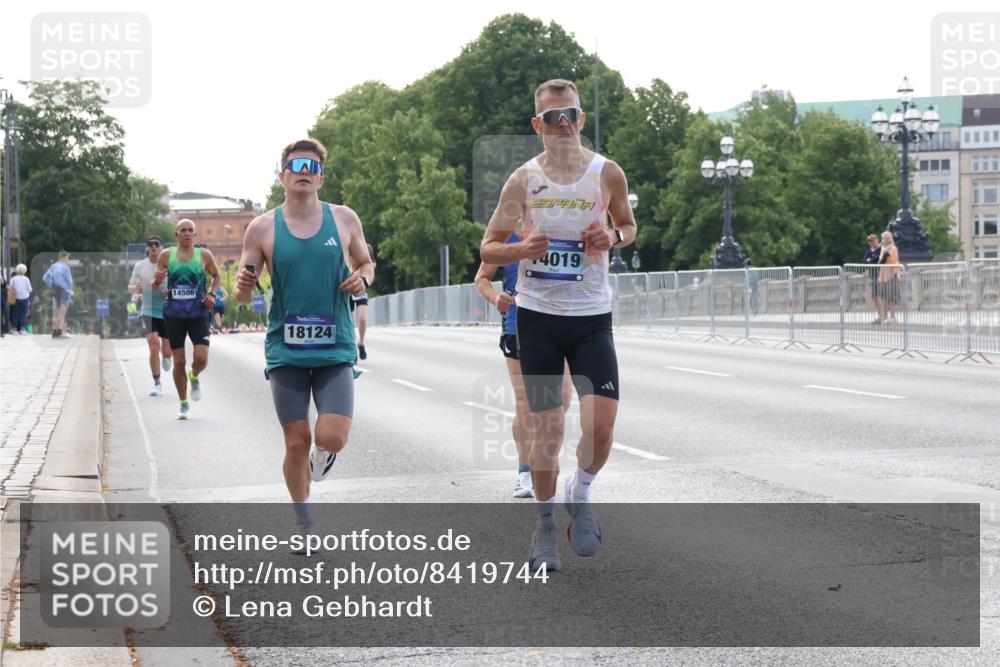 29.06.2025 - hella hamburg halbmarathon Lena Gebhardt http://msf.ph/oto/8419744 29.06.2025 09:41:53 Lombardsbrücke 14506, 18124, 4019, 1241, 2459, 2604, 2892, 4128, 4571, 6559, 7142, 7862, 9442, 10234, 10485, 10780, 11194, 11965, 12067, 12641, 13440, 13751, 13780, 14019, 14107, 14506, 16169, 16361, 16484, 17003, 17752, 17856, 18124, 18897 meine-sportfotos.de