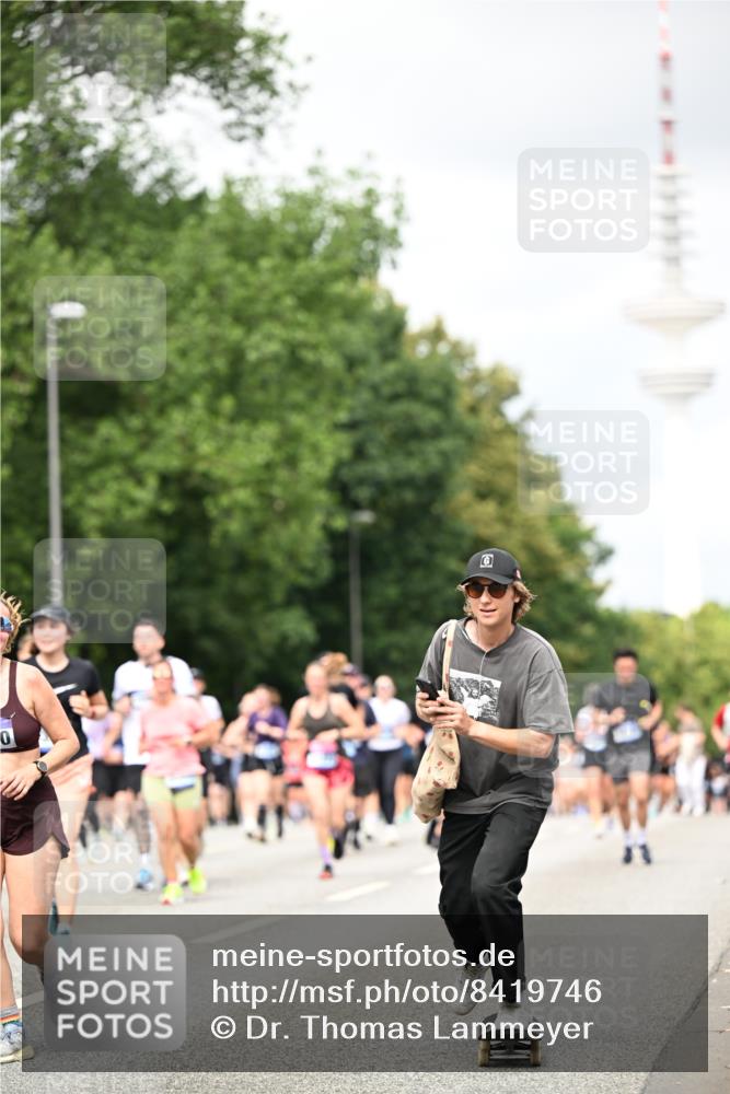 29.06.2025 - hella hamburg halbmarathon Dr. Thomas Lammeyer http://msf.ph/oto/8419746 29.06.2025 10:46:34 Kennedybrücke 1039, 1648, 1712, 2069, 2974, 3276, 3326, 3459, 3568, 4329, 4385, 4541, 4735, 4736, 4885, 5432, 5671, 6137, 6153, 6320, 6450, 7022, 7023, 7968, 8004, 8014, 8162, 8163, 8712, 9588, 10181, 10532, 10872, 11011, 11017, 11098 meine-sportfotos.de