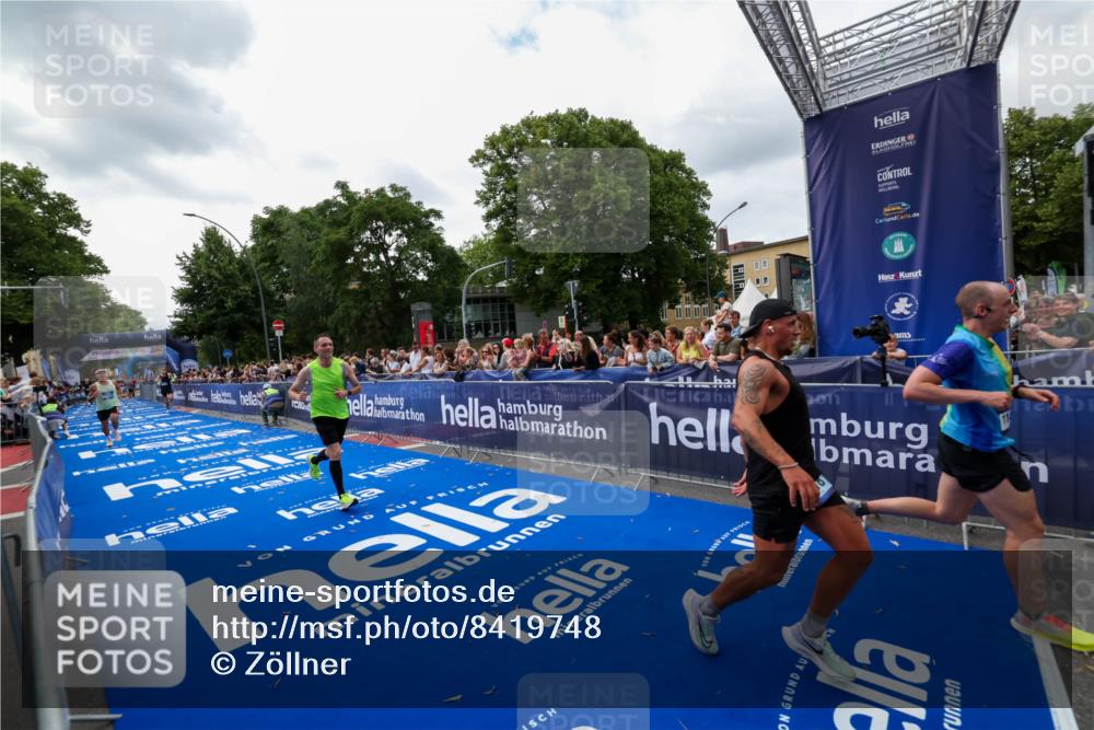 29.06.2025 - hella hamburg halbmarathon Zöllner http://msf.ph/oto/8419748 29.06.2025 10:30:43 Ziel 2851, 3845, 7481, 8318, 11413, 17322, 18235 meine-sportfotos.de