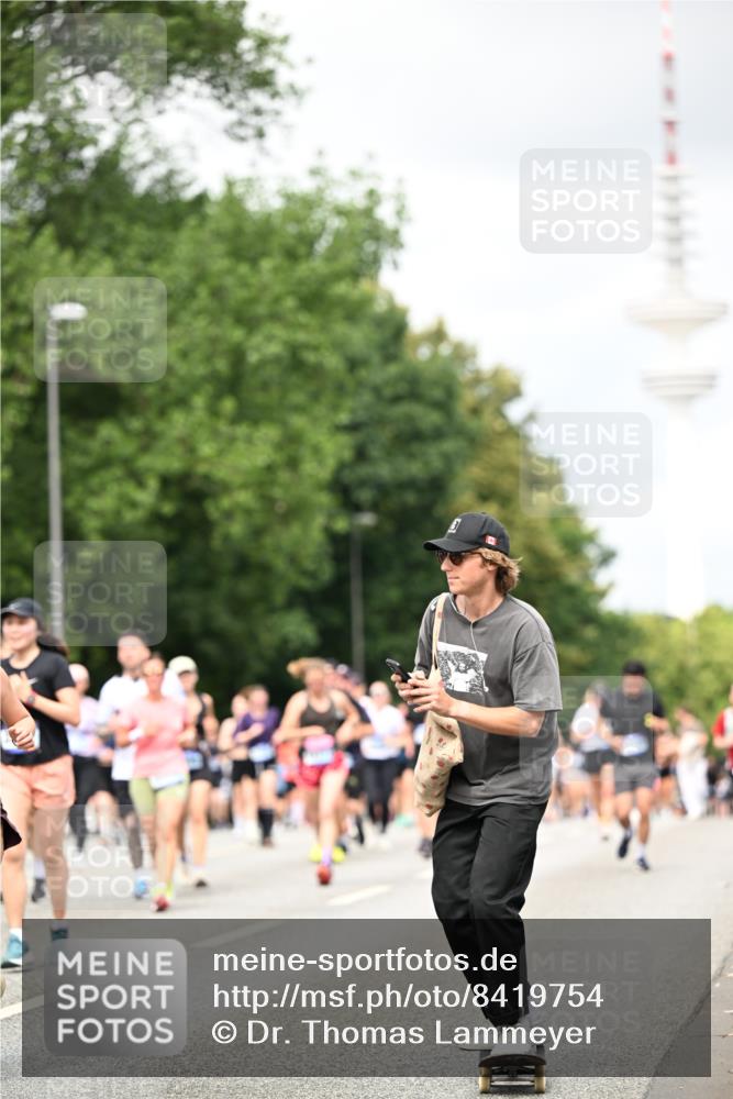 29.06.2025 - hella hamburg halbmarathon Dr. Thomas Lammeyer http://msf.ph/oto/8419754 29.06.2025 10:46:35 Kennedybrücke 1039, 1648, 1712, 2069, 2974, 3276, 3326, 3459, 3568, 4329, 4385, 4541, 4735, 4736, 4885, 5432, 5671, 6137, 6153, 6320, 6450, 7022, 7023, 7040, 7968, 8004, 8014, 8162, 8163, 8712, 9588, 10532, 10872, 11011, 11017, 11098 meine-sportfotos.de