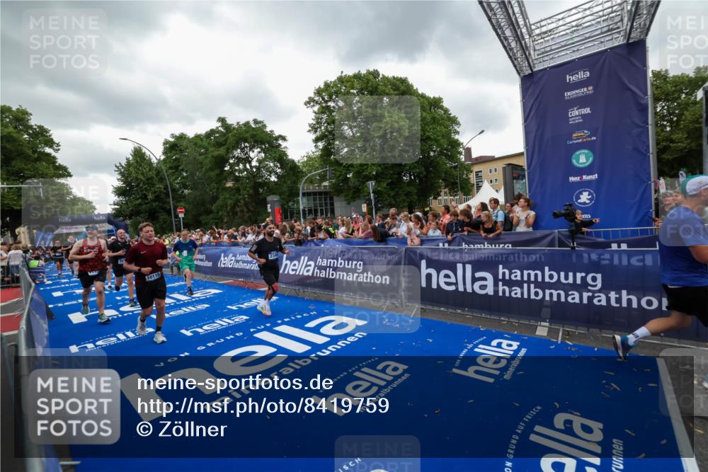 29.06.2025 - hella hamburg halbmarathon Zöllner http://msf.ph/oto/8419759 29.06.2025 10:52:45 Ziel 2287, 2346, 2670, 3952, 3999, 5116, 5194, 7475, 9869, 10115, 11459, 11689, 12450, 12482, 13051, 14122, 14805, 16467, 18331, 19244 meine-sportfotos.de