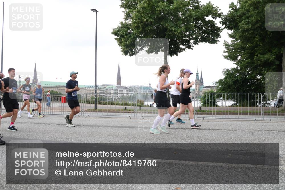 29.06.2025 - hella hamburg halbmarathon Lena Gebhardt http://msf.ph/oto/8419760 29.06.2025 10:52:19 Lombardsbrücke 1208, 1418, 1978, 2420, 2528, 2983, 3038, 3645, 4087, 4273, 4436, 4598, 4606, 4815, 5062, 5262, 5360, 6386, 6403, 6404, 6406, 6456, 6671, 6985, 7511, 7682, 7690, 7691, 7735, 7812, 8194, 8196, 8250, 8251, 8621, 9068, 9070, 9103, 9368, 9460, 9590, 9730, 9731, 10080, 10296, 10342, 10392, 10533, 10634, 10673, 10884, 10928, 11084, 11101, 11126, 11127, 11297, 11375, 11736, 11899, 11974, 12546, 12558 meine-sportfotos.de