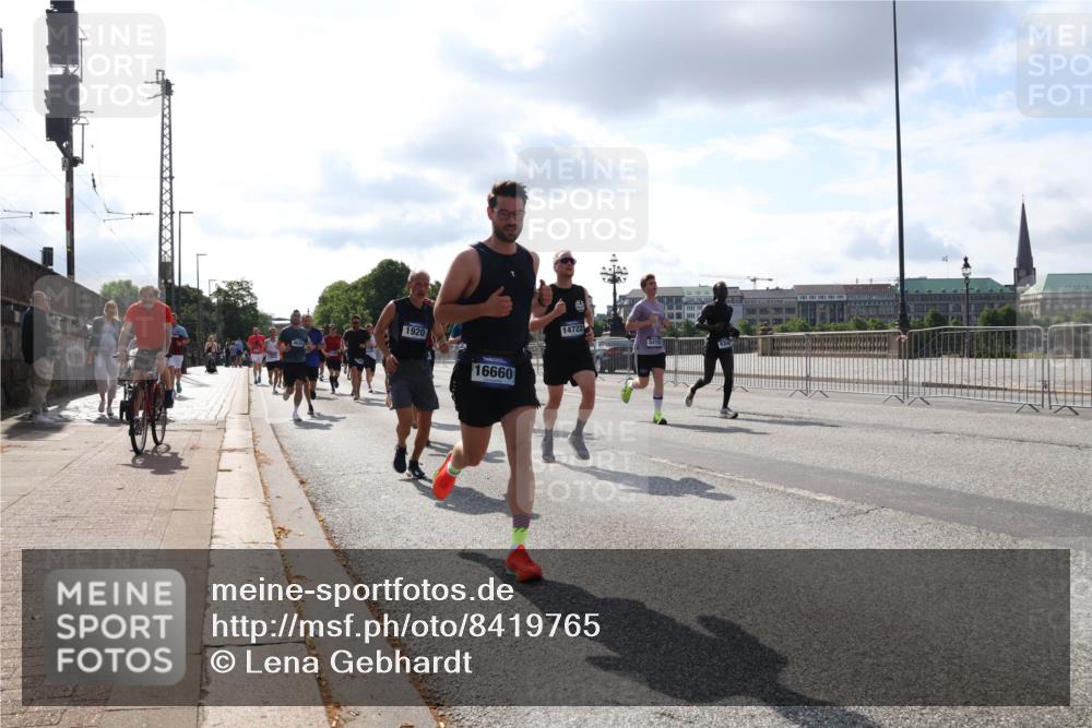 29.06.2025 - hella hamburg halbmarathon Lena Gebhardt http://msf.ph/oto/8419765 29.06.2025 09:51:29 Lombardsbrücke 1920, 16660, 14722, 5410, 1136, 1256, 1520, 1570, 1903, 1912, 1920, 1941, 1962, 2579, 2653, 2880, 2972, 3523, 3700, 4297, 4634, 4759, 4843, 4854, 4865, 4888, 4889, 4991, 4999, 5087, 5275, 5375, 5387, 5410, 6490, 6593, 6721, 6901, 7092, 7105, 7116, 7284, 7363, 7378, 7693, 7962, 8122, 8319, 8346, 8871, 8966, 9114, 9262, 9313, 9364, 9371, 9755, 9833, 9885, 10193, 10375, 10415, 10469, 10480, 10669, 10934, 11049, 11417, 11907, 11959, 12153, 12711, 14201 meine-sportfotos.de