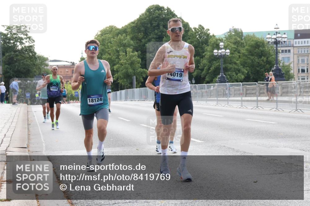 29.06.2025 - hella hamburg halbmarathon Lena Gebhardt http://msf.ph/oto/8419769 29.06.2025 09:41:53 Lombardsbrücke 14506, 18124, 4019, 1241, 2459, 2604, 2892, 4128, 4571, 6559, 7142, 7862, 9442, 10234, 10485, 10780, 11194, 11965, 12067, 12641, 13440, 13751, 13780, 14019, 14107, 14506, 16169, 16361, 16484, 17003, 17752, 17856, 18124, 18897 meine-sportfotos.de