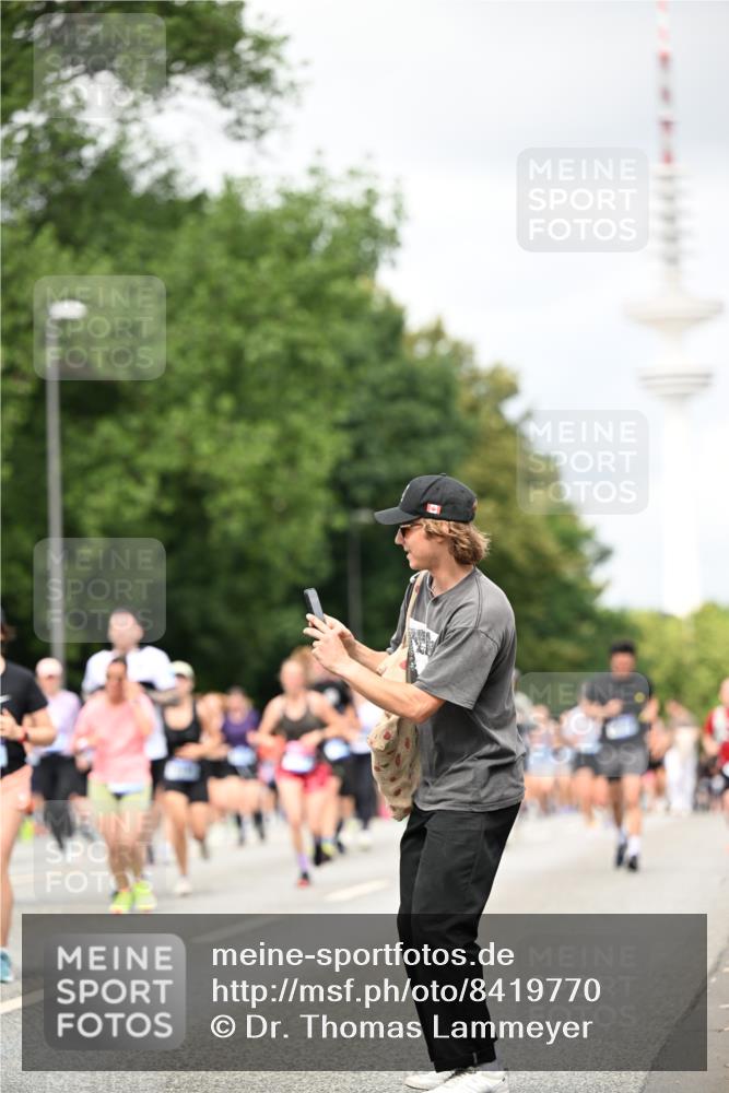 29.06.2025 - hella hamburg halbmarathon Dr. Thomas Lammeyer http://msf.ph/oto/8419770 29.06.2025 10:46:35 Kennedybrücke 1039, 1648, 1712, 2069, 2974, 3276, 3326, 3459, 3568, 4329, 4385, 4541, 4735, 4736, 4885, 5432, 5671, 6137, 6153, 6320, 6450, 7022, 7023, 7040, 7968, 8004, 8014, 8162, 8163, 8712, 9588, 10532, 10872, 11011, 11017, 11098 meine-sportfotos.de
