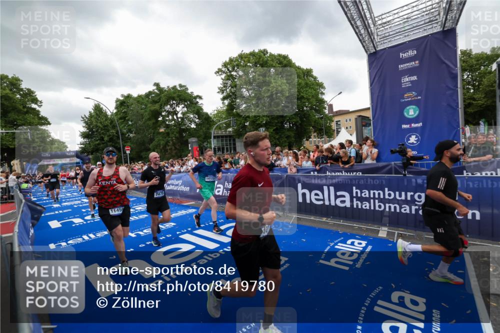29.06.2025 - hella hamburg halbmarathon Zöllner http://msf.ph/oto/8419780 29.06.2025 10:52:47 Ziel 2287, 2346, 3999, 5116, 5169, 5194, 7475, 8172, 9065, 9163, 9869, 10115, 11459, 12482, 14122, 14805, 16467, 17198, 18331, 19244 meine-sportfotos.de