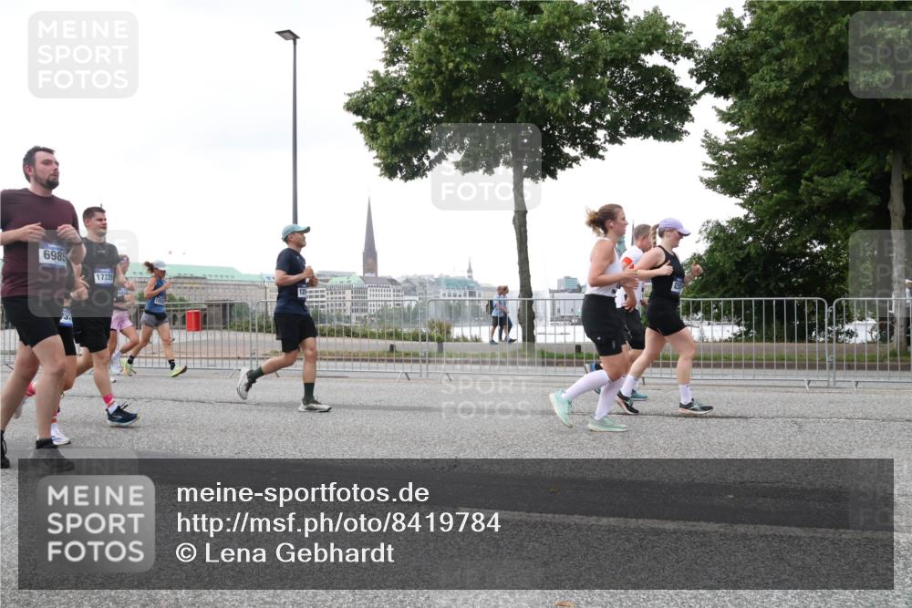 29.06.2025 - hella hamburg halbmarathon Lena Gebhardt http://msf.ph/oto/8419784 29.06.2025 10:52:19 Lombardsbrücke 6985, 17326, 37, 12, 1418, 1978, 2420, 2528, 2983, 3038, 3645, 4087, 4273, 4436, 4598, 4606, 4815, 5062, 5262, 5360, 6386, 6403, 6404, 6406, 6456, 6671, 6985, 7511, 7682, 7690, 7691, 7735, 7812, 8194, 8196, 8250, 8251, 8621, 9068, 9070, 9103, 9368, 9460, 9590, 9730, 9731, 10080, 10296, 10342, 10392, 10533, 10634, 10673, 10884, 10928, 11084, 11101, 11126, 11127, 11297, 11375, 11736, 11899, 11974, 12546, 12558 meine-sportfotos.de