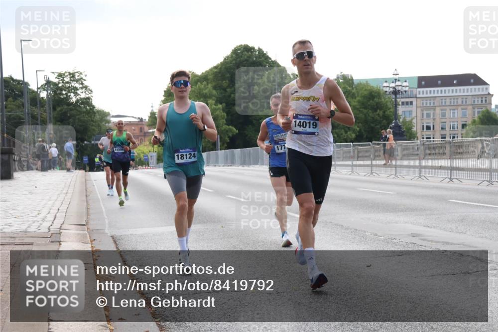 29.06.2025 - hella hamburg halbmarathon Lena Gebhardt http://msf.ph/oto/8419792 29.06.2025 09:41:54 Lombardsbrücke 14506, 18124, 177, 14019, 1241, 2459, 2604, 2892, 4128, 4571, 6559, 7142, 7862, 9442, 10234, 10485, 10780, 11194, 11965, 12067, 12641, 13440, 13751, 13780, 14019, 14107, 14506, 16169, 16361, 16484, 17003, 17752, 17856, 18124, 18897 meine-sportfotos.de