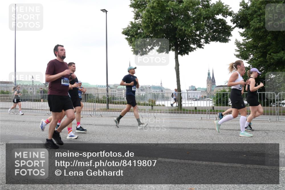 29.06.2025 - hella hamburg halbmarathon Lena Gebhardt http://msf.ph/oto/8419807 29.06.2025 10:52:19 Lombardsbrücke 6985, 120, 1418, 1978, 2420, 2528, 2983, 3038, 3645, 4087, 4273, 4436, 4598, 4606, 4815, 5062, 5262, 5360, 6386, 6403, 6404, 6406, 6456, 6671, 6985, 7511, 7682, 7690, 7691, 7735, 7812, 8194, 8196, 8250, 8251, 8621, 9068, 9070, 9103, 9368, 9460, 9590, 9730, 9731, 10080, 10296, 10342, 10392, 10533, 10634, 10673, 10884, 10928, 11084, 11101, 11126, 11127, 11297, 11375, 11736, 11899, 11974, 12546, 12558 meine-sportfotos.de