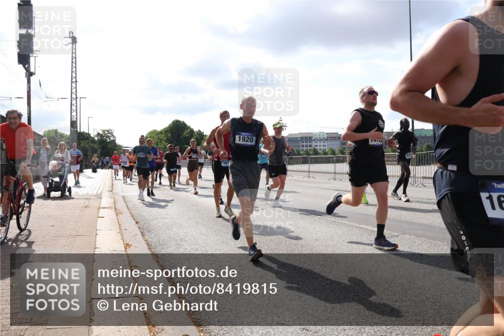 29.06.2025 - hella hamburg halbmarathon Lena Gebhardt http://msf.ph/oto/8419815 29.06.2025 09:51:30 Lombardsbrücke 4634, 363, 1920, 1476, 16, 1136, 1256, 1520, 1570, 1903, 1912, 1920, 1941, 1962, 2579, 2653, 2880, 2972, 3523, 3700, 4297, 4634, 4759, 4843, 4854, 4865, 4888, 4889, 4991, 4999, 5275, 5375, 5387, 5410, 6490, 6593, 6721, 6901, 7092, 7105, 7116, 7284, 7363, 7378, 7693, 7962, 8122, 8319, 8346, 8871, 8966, 9114, 9262, 9313, 9364, 9371, 9755, 9833, 9885, 10193, 10375, 10415, 10469, 10480, 10669, 10934, 11049, 11417, 11907, 11959, 12153, 12711, 14201 meine-sportfotos.de