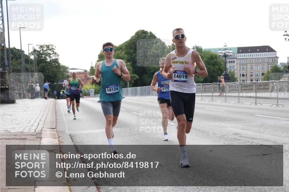 29.06.2025 - hella hamburg halbmarathon Lena Gebhardt http://msf.ph/oto/8419817 29.06.2025 09:41:54 Lombardsbrücke 14506, 18124, 1775, 14019, 1241, 2459, 2604, 2892, 4128, 4571, 6559, 7142, 7862, 9442, 10234, 10485, 10780, 11194, 11965, 12067, 12641, 13440, 13751, 13780, 14019, 14107, 14506, 16169, 16361, 16484, 17003, 17752, 17856, 18124, 18897 meine-sportfotos.de