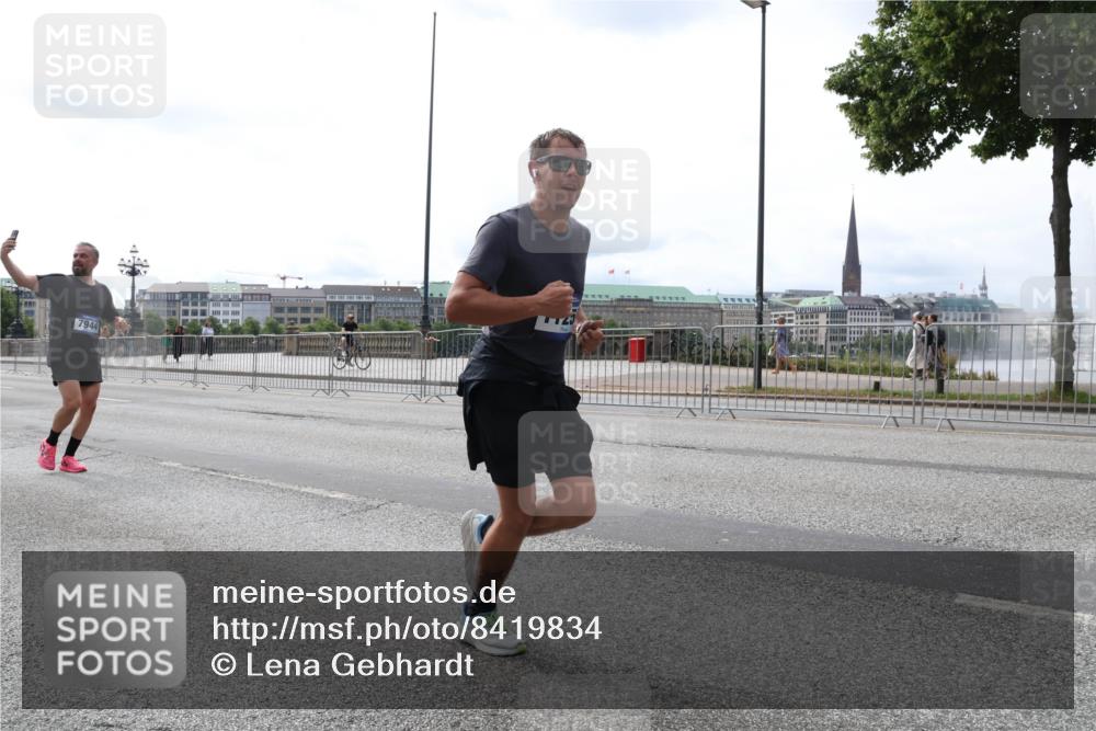 29.06.2025 - hella hamburg halbmarathon Lena Gebhardt http://msf.ph/oto/8419834 29.06.2025 10:27:28 Lombardsbrücke 7944, 1530, 2080, 2306, 2775, 3389, 4358, 4372, 5285, 5494, 5495, 5707, 5825, 6214, 6259, 6637, 7234, 7314, 7764, 7944, 7978, 8056, 8085, 8281, 9349, 9688, 10077, 10158, 10412, 10413, 10465, 11110, 11256, 11766, 12500, 13043, 14020, 14021, 14206, 15108, 15641, 16838, 17049, 17427, 17445, 17791, 18012, 18097, 18301, 18766, 18976 meine-sportfotos.de