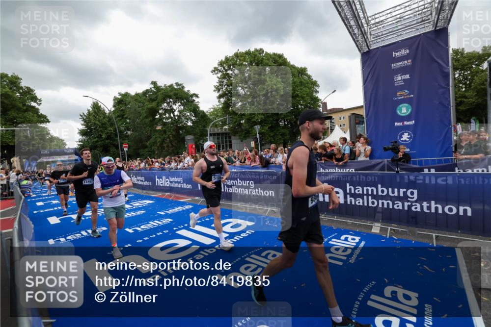29.06.2025 - hella hamburg halbmarathon Zöllner http://msf.ph/oto/8419835 29.06.2025 10:52:49 Ziel 2287, 2910, 3999, 5077, 5116, 5169, 5194, 8172, 9065, 9163, 9869, 11217, 12482, 14198, 14286, 14805, 16467, 17198, 18331, 19244 meine-sportfotos.de