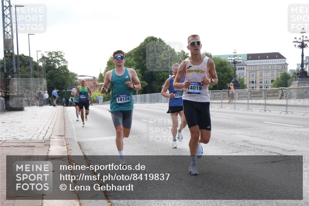 29.06.2025 - hella hamburg halbmarathon Lena Gebhardt http://msf.ph/oto/8419837 29.06.2025 09:41:54 Lombardsbrücke 18124, 1775, 4019, 14506, 1241, 2459, 2604, 2892, 4128, 4571, 6559, 7142, 7862, 9442, 10234, 10485, 10780, 11194, 11965, 12067, 12641, 13440, 13751, 13780, 14019, 14107, 14506, 16169, 16361, 16484, 17003, 17752, 17856, 18124, 18897 meine-sportfotos.de