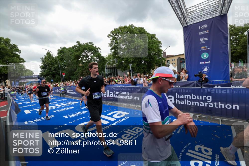 29.06.2025 - hella hamburg halbmarathon Zöllner http://msf.ph/oto/8419861 29.06.2025 10:52:50 Ziel 1657, 2287, 2444, 2814, 2910, 3999, 5077, 5116, 5169, 5194, 8172, 9065, 9163, 9869, 10811, 11217, 11992, 12482, 14198, 14286, 14805, 16467, 17198, 18331, 19244 meine-sportfotos.de