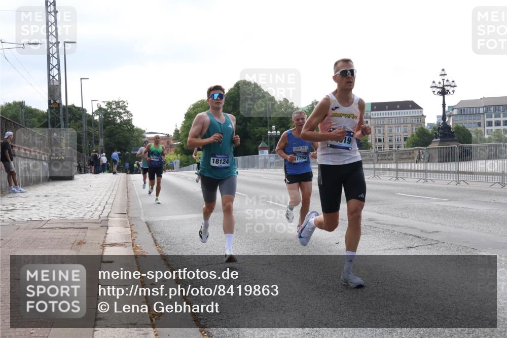 29.06.2025 - hella hamburg halbmarathon Lena Gebhardt http://msf.ph/oto/8419863 29.06.2025 09:41:54 Lombardsbrücke 18124, 17752, 1241, 2459, 2604, 2892, 4128, 4571, 6559, 7142, 7862, 9442, 10234, 10485, 10780, 11194, 11965, 12067, 12641, 13440, 13751, 13780, 14019, 14107, 14506, 16169, 16361, 16484, 17003, 17752, 17856, 18124, 18897 meine-sportfotos.de