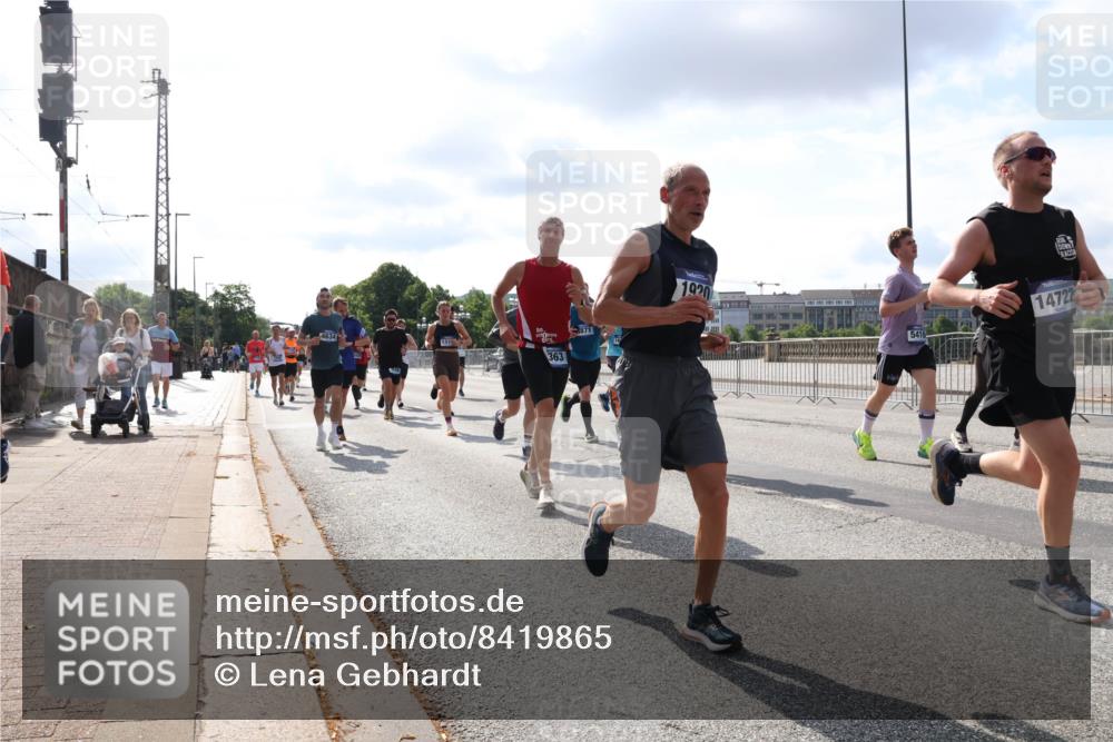 29.06.2025 - hella hamburg halbmarathon Lena Gebhardt http://msf.ph/oto/8419865 29.06.2025 09:51:31 Lombardsbrücke 4634, 13, 363, 871, 1920, 5410, 14722, 1136, 1256, 1520, 1570, 1903, 1912, 1920, 1941, 1962, 2579, 2653, 2880, 2972, 3523, 3700, 4297, 4634, 4759, 4843, 4854, 4865, 4888, 4889, 4991, 4999, 5275, 5375, 5387, 5410, 6490, 6593, 6721, 6901, 7092, 7105, 7116, 7284, 7363, 7378, 7693, 7962, 8122, 8319, 8346, 8871, 8966, 9114, 9262, 9313, 9364, 9371, 9755, 9833, 9885, 10193, 10375, 10415, 10469, 10480, 10669, 10934, 11021, 11049, 11417, 11714, 11907, 11959, 12153, 12711, 14201 meine-sportfotos.de