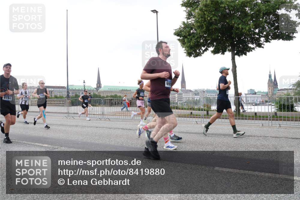 29.06.2025 - hella hamburg halbmarathon Lena Gebhardt http://msf.ph/oto/8419880 29.06.2025 10:52:20 Lombardsbrücke 8194, 698, 1418, 1826, 1978, 2420, 2528, 2983, 3038, 3140, 3645, 4087, 4273, 4436, 4598, 4606, 4815, 5062, 5262, 5360, 6386, 6403, 6404, 6406, 6456, 6671, 6985, 7511, 7682, 7690, 7691, 7735, 7812, 8194, 8196, 8250, 8251, 8621, 9068, 9070, 9103, 9368, 9460, 9730, 9731, 10080, 10296, 10342, 10392, 10533, 10634, 10673, 10884, 10928, 11084, 11101, 11126, 11127, 11297, 11375, 11736, 11899, 11974, 12546, 12558 meine-sportfotos.de
