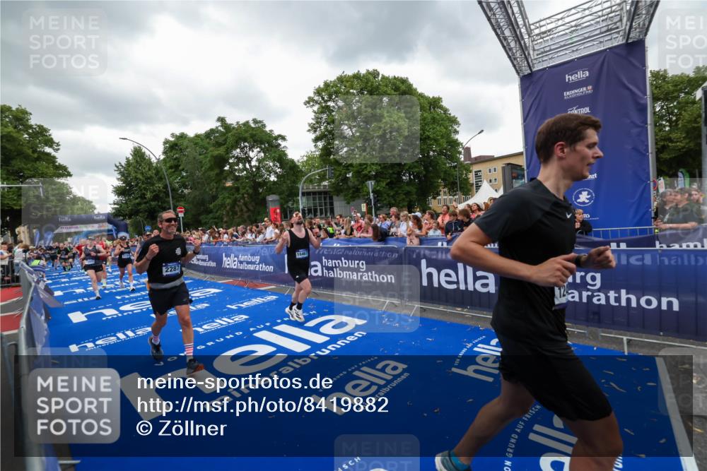 29.06.2025 - hella hamburg halbmarathon Zöllner http://msf.ph/oto/8419882 29.06.2025 10:52:51 Ziel 1257, 1657, 2287, 2444, 2814, 2910, 3999, 5077, 5169, 5194, 8172, 8955, 9065, 9163, 10811, 11217, 11992, 12482, 14198, 14286, 14805, 16467, 17198, 18331, 19244 meine-sportfotos.de