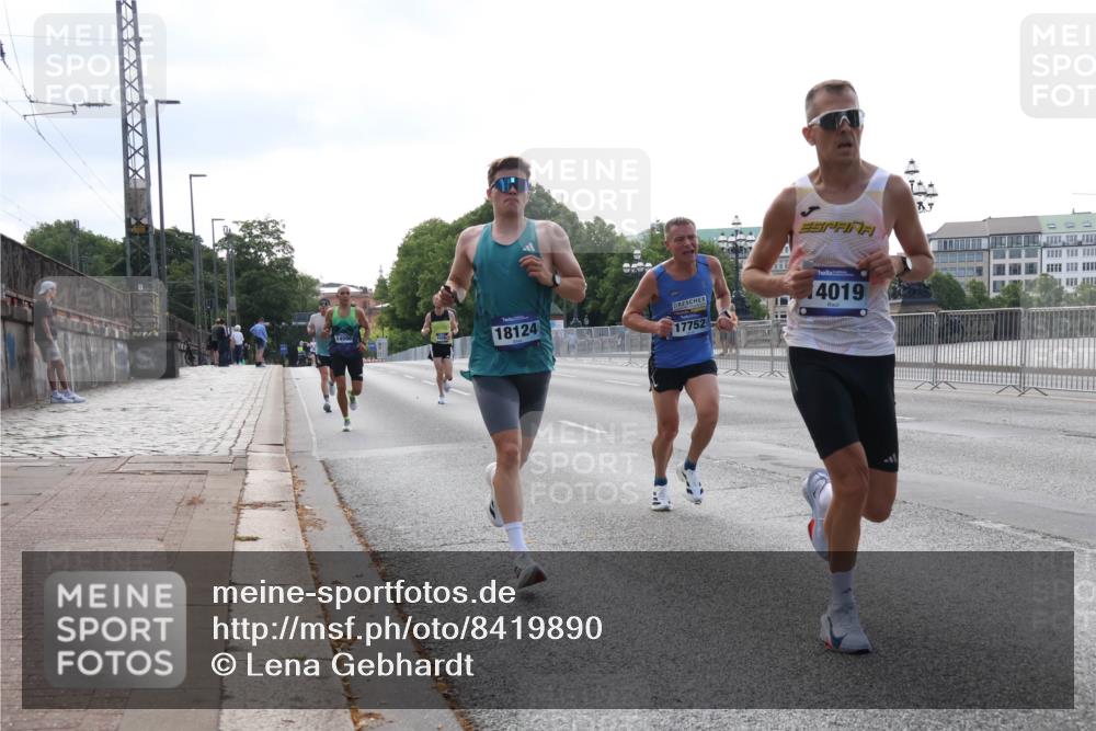 29.06.2025 - hella hamburg halbmarathon Lena Gebhardt http://msf.ph/oto/8419890 29.06.2025 09:41:55 Lombardsbrücke 18124, 17752, 10, 4019, 1241, 2459, 2604, 2892, 4128, 4571, 6559, 7142, 7862, 9442, 10485, 10780, 11194, 11965, 12067, 12641, 13440, 13751, 13780, 14019, 14107, 14506, 16169, 16361, 16484, 17003, 17752, 17856, 18124, 18897 meine-sportfotos.de