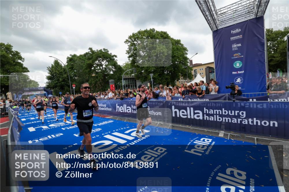 29.06.2025 - hella hamburg halbmarathon Zöllner http://msf.ph/oto/8419891 29.06.2025 10:52:51 Ziel 1257, 1657, 2287, 2444, 2814, 2910, 3999, 5077, 5169, 5194, 8172, 8955, 9065, 9163, 10811, 11217, 11992, 12482, 14198, 14286, 14805, 16467, 17198, 18331, 19244 meine-sportfotos.de