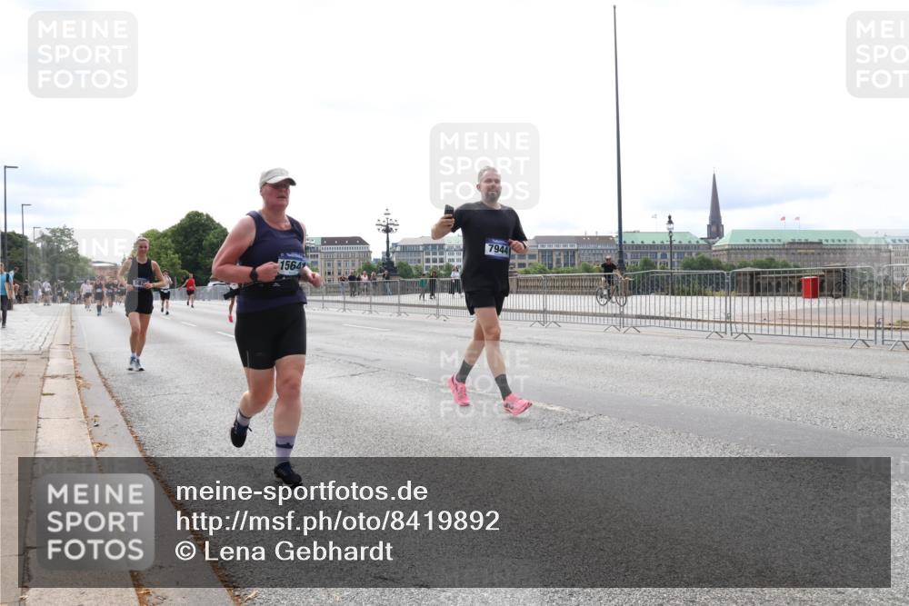 29.06.2025 - hella hamburg halbmarathon Lena Gebhardt http://msf.ph/oto/8419892 29.06.2025 10:27:29 Lombardsbrücke 15641, 7944, 1530, 2080, 2306, 2775, 3389, 4358, 4372, 5285, 5495, 5707, 5825, 6214, 6259, 6637, 7234, 7314, 7764, 7944, 7978, 8056, 8085, 8281, 9349, 9688, 10077, 10158, 10412, 10413, 11110, 11256, 11766, 12500, 13043, 14020, 14021, 14206, 15108, 15641, 16838, 17049, 17427, 17445, 17791, 18012, 18097, 18301, 18626, 18766, 18976 meine-sportfotos.de