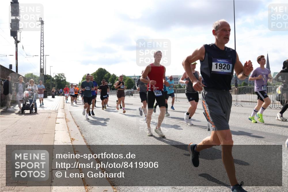 29.06.2025 - hella hamburg halbmarathon Lena Gebhardt http://msf.ph/oto/8419906 29.06.2025 09:51:31 Lombardsbrücke 1319, 363, 1920, 5410, 1136, 1256, 1520, 1570, 1903, 1912, 1920, 1941, 1962, 2579, 2653, 2880, 2972, 3523, 3700, 4297, 4634, 4759, 4843, 4854, 4865, 4888, 4889, 4991, 4999, 5275, 5375, 5387, 5410, 6490, 6593, 6721, 6901, 7092, 7105, 7116, 7284, 7363, 7378, 7693, 7962, 8122, 8319, 8346, 8871, 8966, 9114, 9262, 9313, 9364, 9371, 9755, 9833, 9885, 10193, 10375, 10415, 10469, 10480, 10669, 10934, 11021, 11049, 11417, 11714, 11907, 11959, 12153, 12711, 14201 meine-sportfotos.de