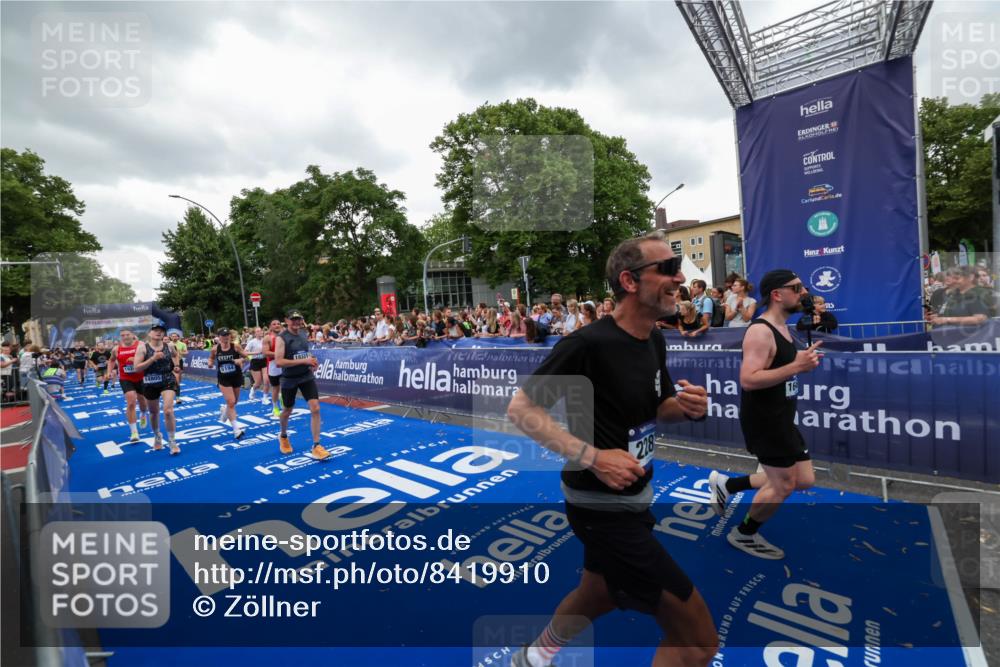 29.06.2025 - hella hamburg halbmarathon Zöllner http://msf.ph/oto/8419910 29.06.2025 10:52:52 Ziel 1257, 1258, 1657, 2287, 2444, 2814, 2910, 4557, 4558, 5077, 5169, 5194, 8172, 8720, 8955, 9065, 9163, 10811, 11217, 11992, 14198, 14286, 14805, 16467, 17198, 18331, 19244 meine-sportfotos.de
