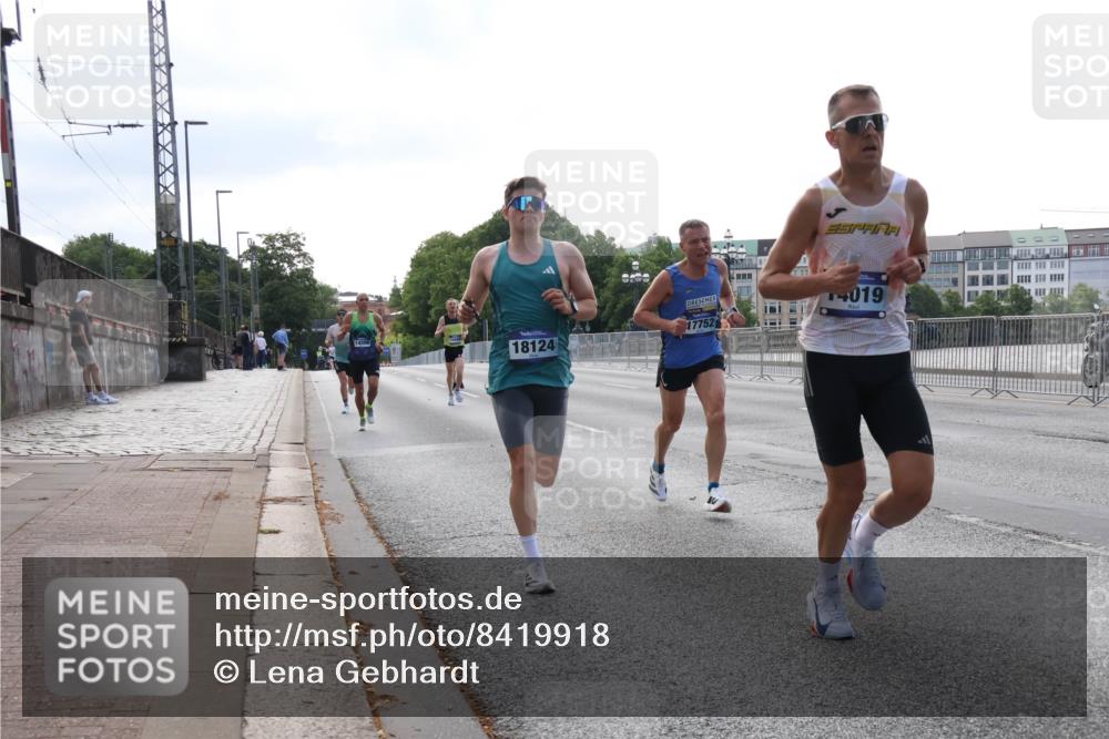 29.06.2025 - hella hamburg halbmarathon Lena Gebhardt http://msf.ph/oto/8419918 29.06.2025 09:41:55 Lombardsbrücke 4019, 14506, 17752, 18124, 1241, 2459, 2604, 2892, 4128, 4571, 6559, 7142, 7862, 9442, 10485, 10780, 11194, 11965, 12067, 12641, 13440, 13751, 13780, 14019, 14107, 14506, 16169, 16361, 16484, 17003, 17752, 17856, 18124, 18897 meine-sportfotos.de