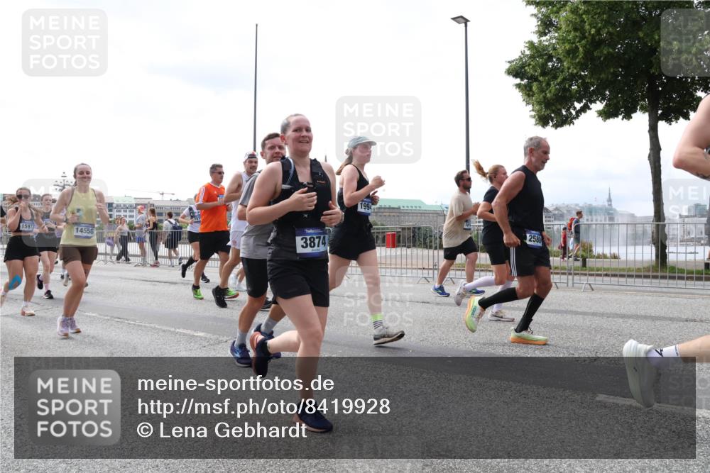 29.06.2025 - hella hamburg halbmarathon Lena Gebhardt http://msf.ph/oto/8419928 29.06.2025 10:42:44 Lombardsbrücke 15977, 14556, 3874, 1994, 181, 2580, 1150, 1360, 1624, 1656, 1929, 1957, 1964, 1994, 2069, 2134, 2401, 2450, 2509, 2538, 2580, 2940, 2941, 3283, 3378, 3605, 3764, 3874, 4092, 4105, 4334, 4353, 4385, 4778, 4891, 4892, 5067, 5403, 5417, 5810, 6120, 6764, 6828, 7040, 7260, 7513, 7557, 7666, 8161, 8459, 8525, 8526, 8529, 8712, 8795, 8816, 8991, 9304, 9378, 9980, 10008, 10454, 10532, 10697, 11142, 11710, 12151, 12441, 13049, 13241 meine-sportfotos.de