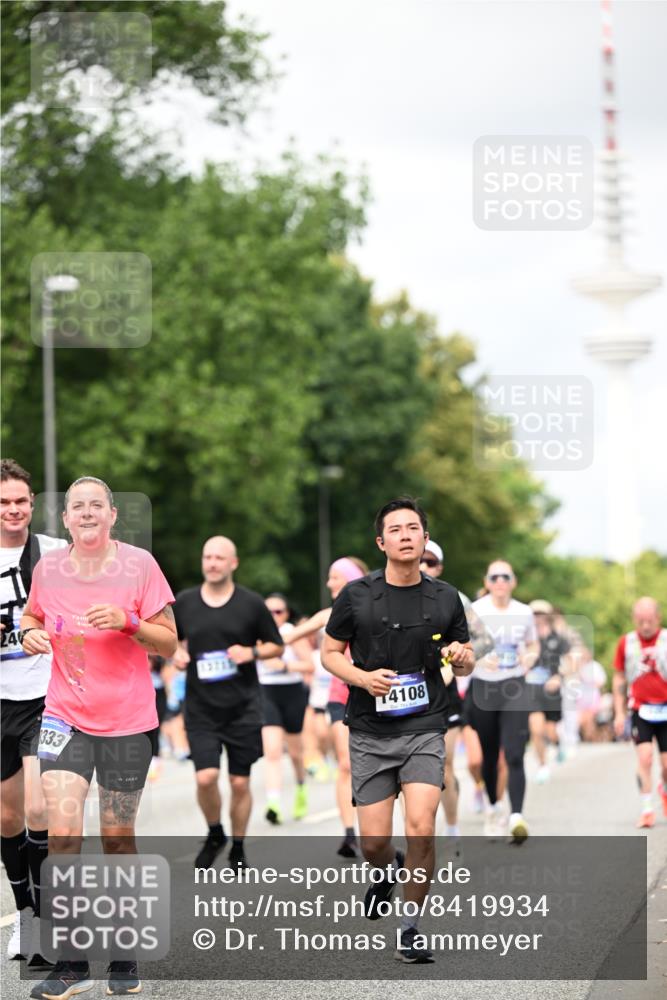 29.06.2025 - hella hamburg halbmarathon Dr. Thomas Lammeyer http://msf.ph/oto/8419934 29.06.2025 10:46:42 Kennedybrücke 1039, 1712, 1752, 2069, 2134, 2974, 3276, 3326, 3568, 4329, 4385, 4541, 4680, 4735, 4736, 4885, 5419, 5432, 5671, 6136, 6153, 6320, 6828, 7022, 7023, 7040, 7043, 8004, 8014, 8712, 9644, 10532, 10623, 10842, 11074, 11075 meine-sportfotos.de