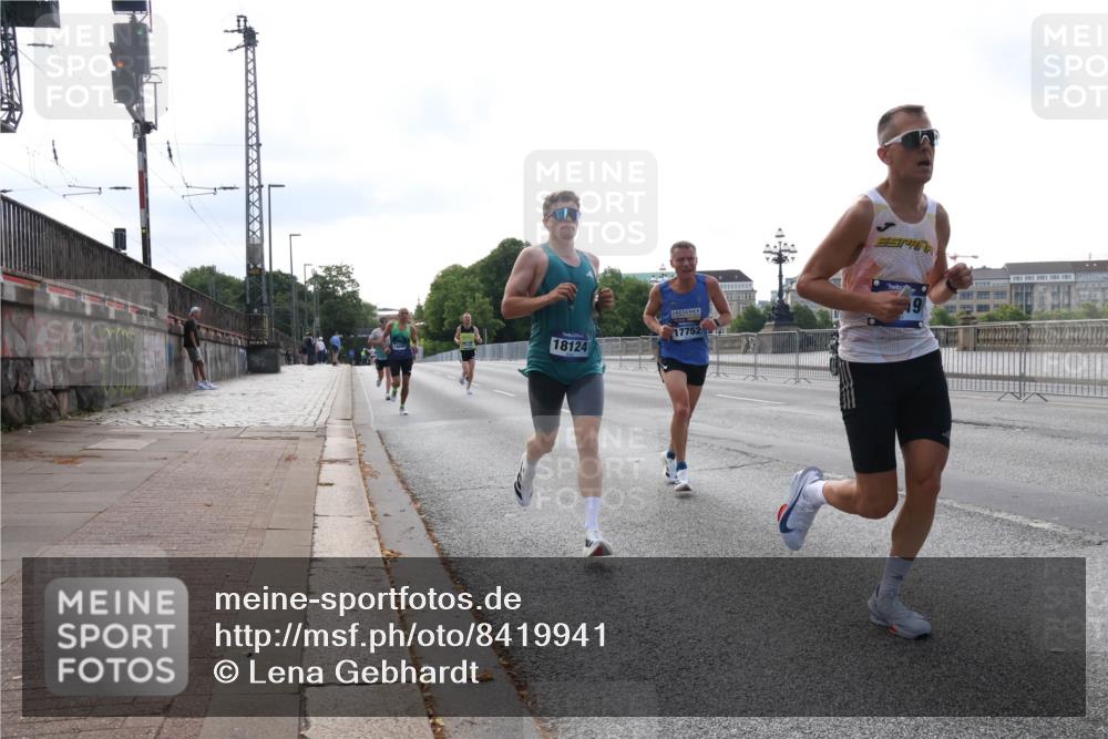 29.06.2025 - hella hamburg halbmarathon Lena Gebhardt http://msf.ph/oto/8419941 29.06.2025 09:41:55 Lombardsbrücke 18124, 17752, 60000, 1241, 2459, 2604, 2892, 4128, 4571, 6559, 7142, 7862, 9442, 10485, 10780, 11194, 11965, 12067, 12641, 13440, 13751, 13780, 14019, 14107, 14506, 16169, 16361, 16484, 17003, 17752, 17856, 18124, 18897 meine-sportfotos.de