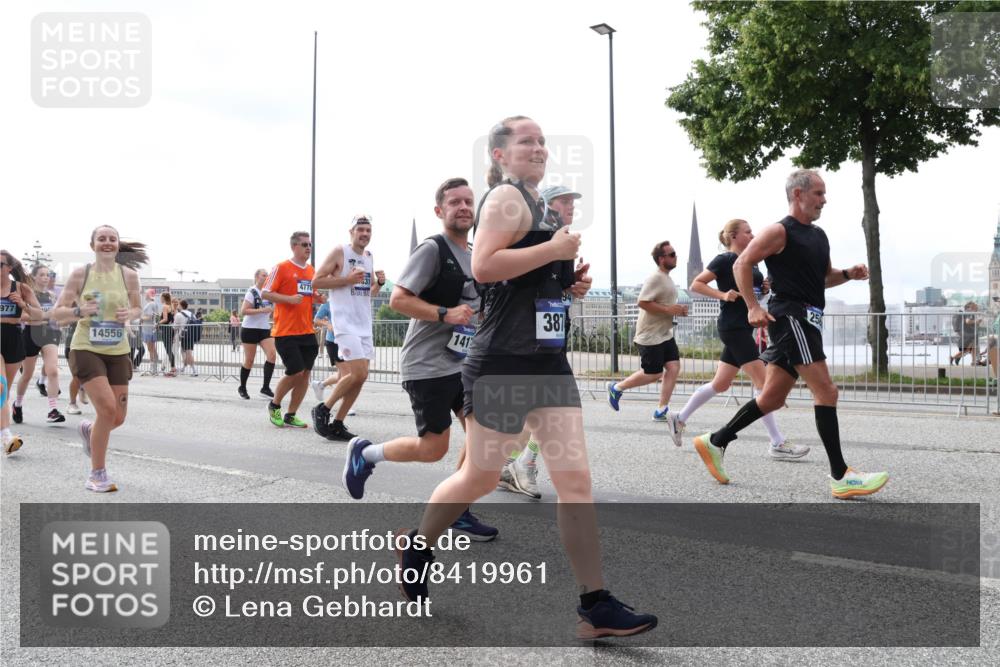 29.06.2025 - hella hamburg halbmarathon Lena Gebhardt http://msf.ph/oto/8419961 29.06.2025 10:42:44 Lombardsbrücke 977, 14556, 477, 141, 387, 25, 1150, 1360, 1624, 1656, 1929, 1957, 1964, 1994, 2069, 2134, 2401, 2450, 2509, 2538, 2580, 2940, 2941, 3283, 3378, 3605, 3764, 3874, 4092, 4105, 4334, 4353, 4385, 4778, 4891, 4892, 5067, 5403, 5417, 5810, 6120, 6764, 6828, 7040, 7260, 7513, 7557, 7666, 8161, 8459, 8525, 8526, 8529, 8712, 8795, 8816, 8991, 9304, 9378, 9980, 10008, 10454, 10532, 10697, 11142, 11710, 12151, 12441, 13049, 13241 meine-sportfotos.de