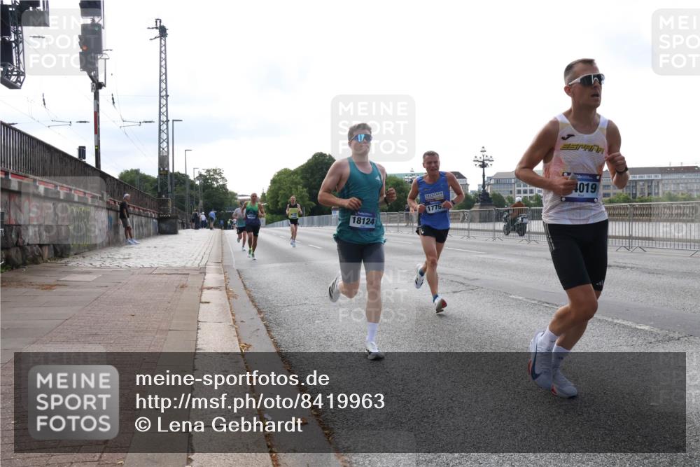 29.06.2025 - hella hamburg halbmarathon Lena Gebhardt http://msf.ph/oto/8419963 29.06.2025 09:41:55 Lombardsbrücke 4019, 1775, 18124, 1241, 2459, 2604, 2892, 4128, 4571, 6559, 7142, 7862, 9442, 10485, 10780, 11194, 11965, 12067, 12641, 13440, 13751, 13780, 14019, 14107, 14506, 16169, 16361, 16484, 17003, 17752, 17856, 18124, 18897 meine-sportfotos.de