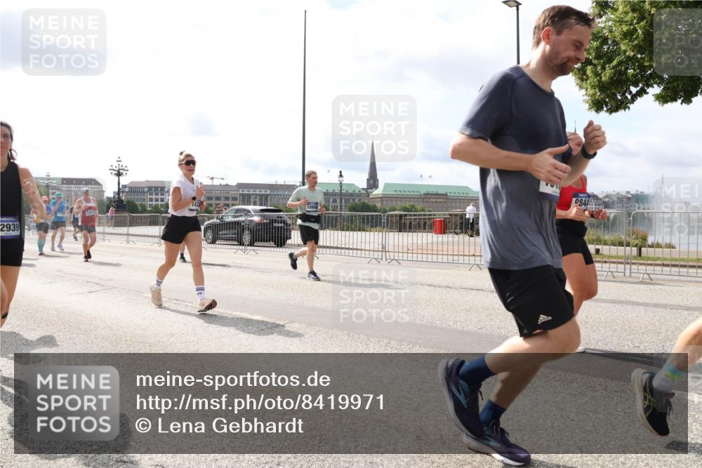 29.06.2025 - hella hamburg halbmarathon Lena Gebhardt http://msf.ph/oto/8419971 29.06.2025 10:18:17 Lombardsbrücke 2939, 08415, 04, 11, 1159, 1160, 1234, 1268, 1325, 1554, 1622, 1641, 1820, 1982, 2087, 2147, 2335, 2634, 2703, 2931, 3125, 3138, 3202, 3321, 3482, 3977, 4123, 4383, 4710, 4738, 4804, 5004, 5290, 5909, 6270, 6332, 6533, 7094, 7160, 7454, 7641, 7649, 7838, 7882, 7883, 8067, 8128, 8248, 8341, 8607, 8799, 9222, 9539, 9586, 9658, 9717, 9734, 9748, 9834, 9844, 9964, 10172, 10174, 10332, 10509, 10659, 10687, 10908, 12498, 12541, 12703, 13341 meine-sportfotos.de