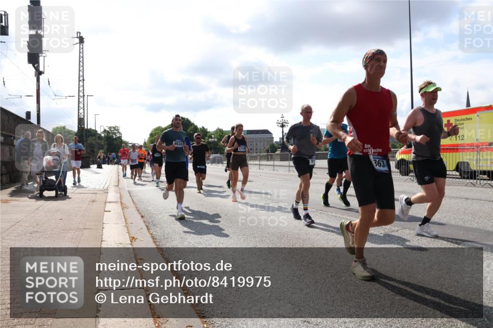 29.06.2025 - hella hamburg halbmarathon Lena Gebhardt http://msf.ph/oto/8419975 29.06.2025 09:51:32 Lombardsbrücke 1520, 4634, 13196, 363, 0112, 1136, 1256, 1520, 1570, 1903, 1912, 1920, 1941, 2579, 2653, 2880, 2972, 3523, 3700, 4297, 4634, 4759, 4843, 4854, 4865, 4888, 4889, 4991, 4999, 5275, 5375, 5387, 5410, 6490, 6593, 6721, 6901, 7092, 7105, 7284, 7363, 7378, 7693, 7962, 8122, 8319, 8346, 8871, 8900, 9114, 9262, 9313, 9364, 9371, 9755, 9833, 9885, 10193, 10375, 10415, 10469, 10480, 10669, 10934, 11021, 11049, 11417, 11714, 11907, 11959, 12153, 12711, 14201 meine-sportfotos.de
